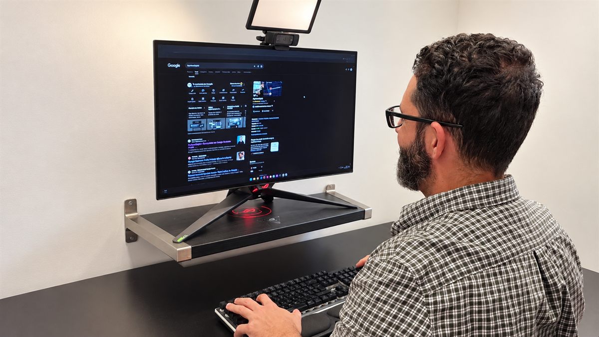 Manuel Aguilera revisando una ficha de Google en su escritorio